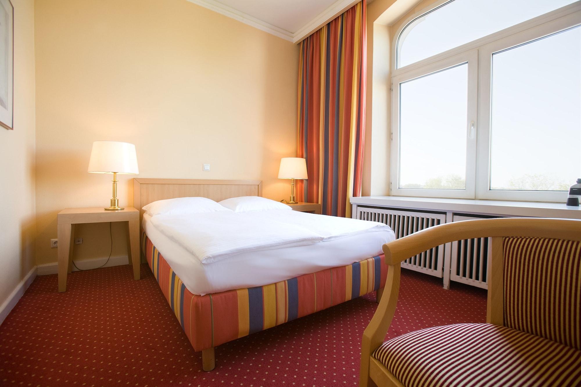 Relexa Hotel Bellevue An Der Alster Хамбург Стая снимка